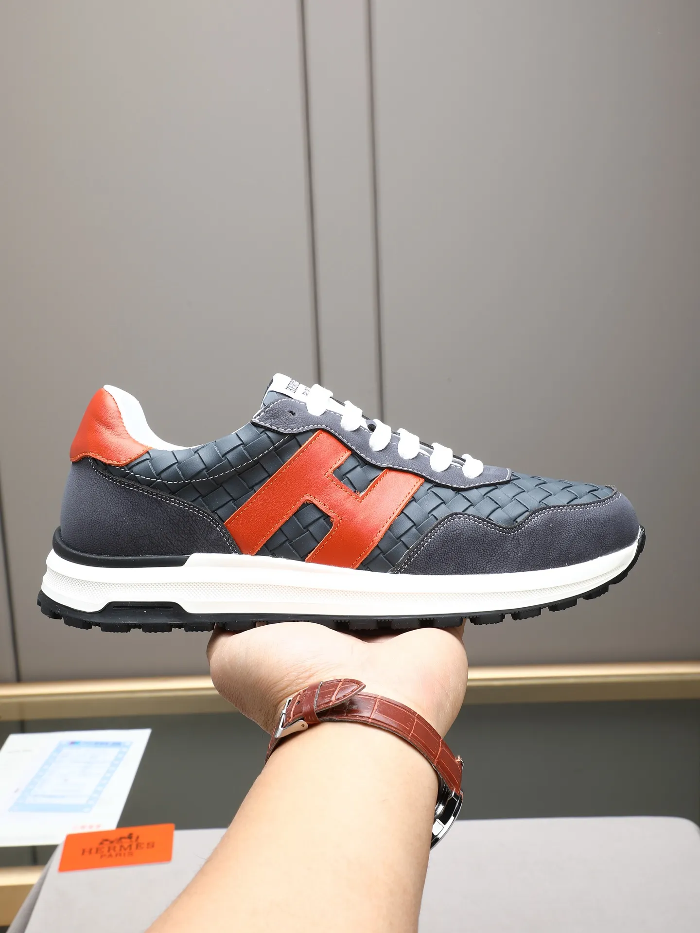 📛📛📛PPP420 (Hermes)🆕Men's color-blocked sneakers with textured calfskin details. Spliced ​​with original cowhide, this shoe draws inspiration from the equestrian world, integrating technical details and practical functions. Breathable sheep lining, original combination outsole, high-end quality, and every detail is perfectly combined! Size: 38-44 (45 can be customized)